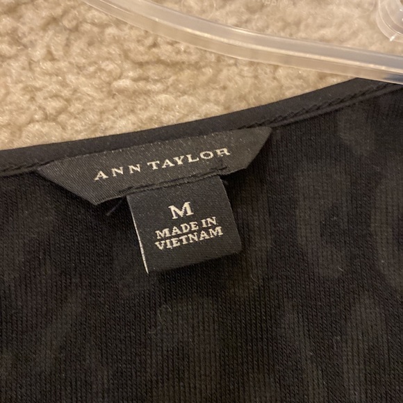 Ann Taylor top - black- size medium - Picture 4 of 5